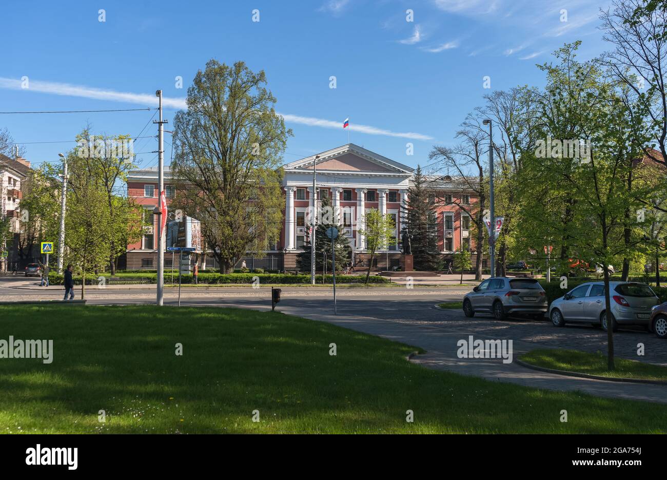 Kaliningrad, Russia - 11 maggio 2021: Esterno di un edificio amministrativo con facciata rossa Foto Stock