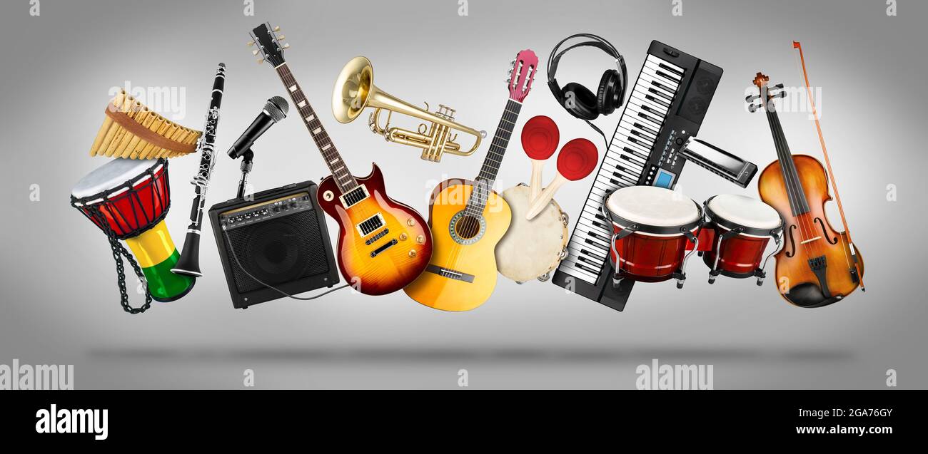 ampio collage panoramico di vari strumenti musicali. Tastiera per chitarra concetto di musica da studio a percussione in ottone su sfondo grigio Foto Stock