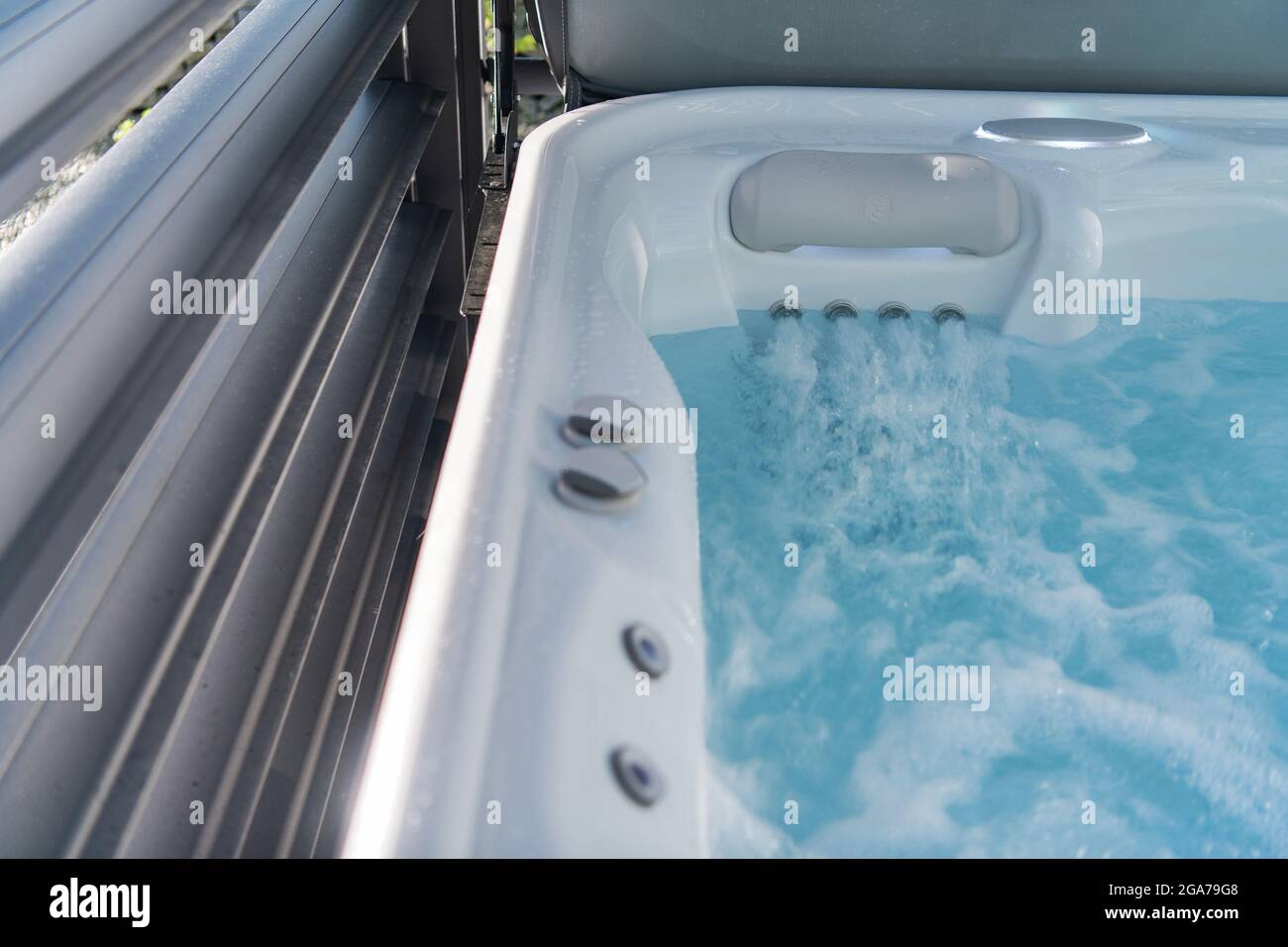 Tecnica terapeutica idromassaggio con getti a pressione. Aiuta i muscoli del massaggio. Moderna vasca idromassaggio termale residenziale. Foto Stock