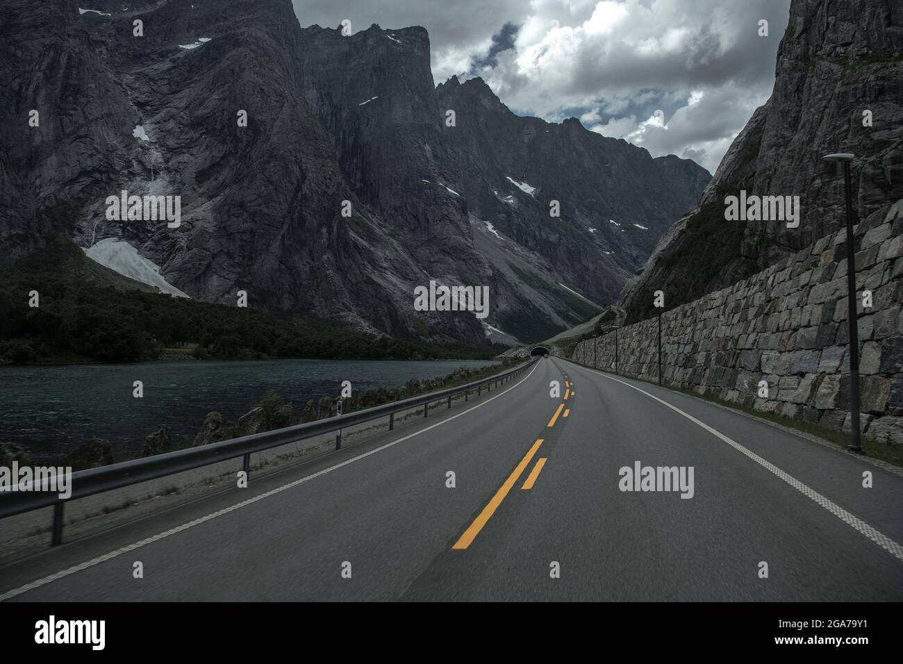 Strada panoramica E136 anche se spettacolare paesaggio roccioso norvegese vicino a Åndalsnes nella contea di Vestland, Norvegia. Cliff Road, il lago glaciale e il tunnel. Foto Stock