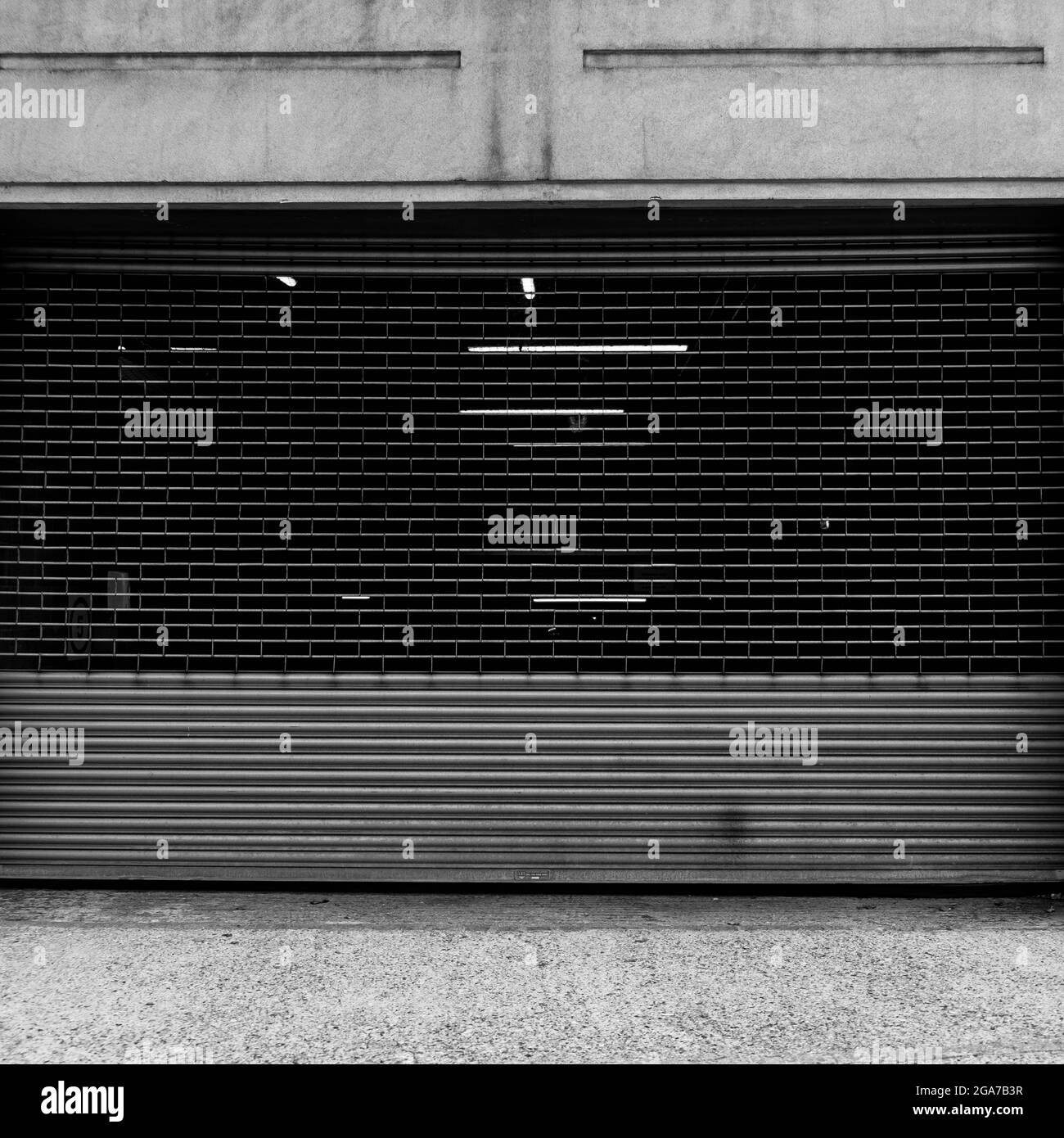 Kingston Surrey London, giugno 2021, chiuso Steel Security Garage Parking Shutters with No People in Black and White Foto Stock