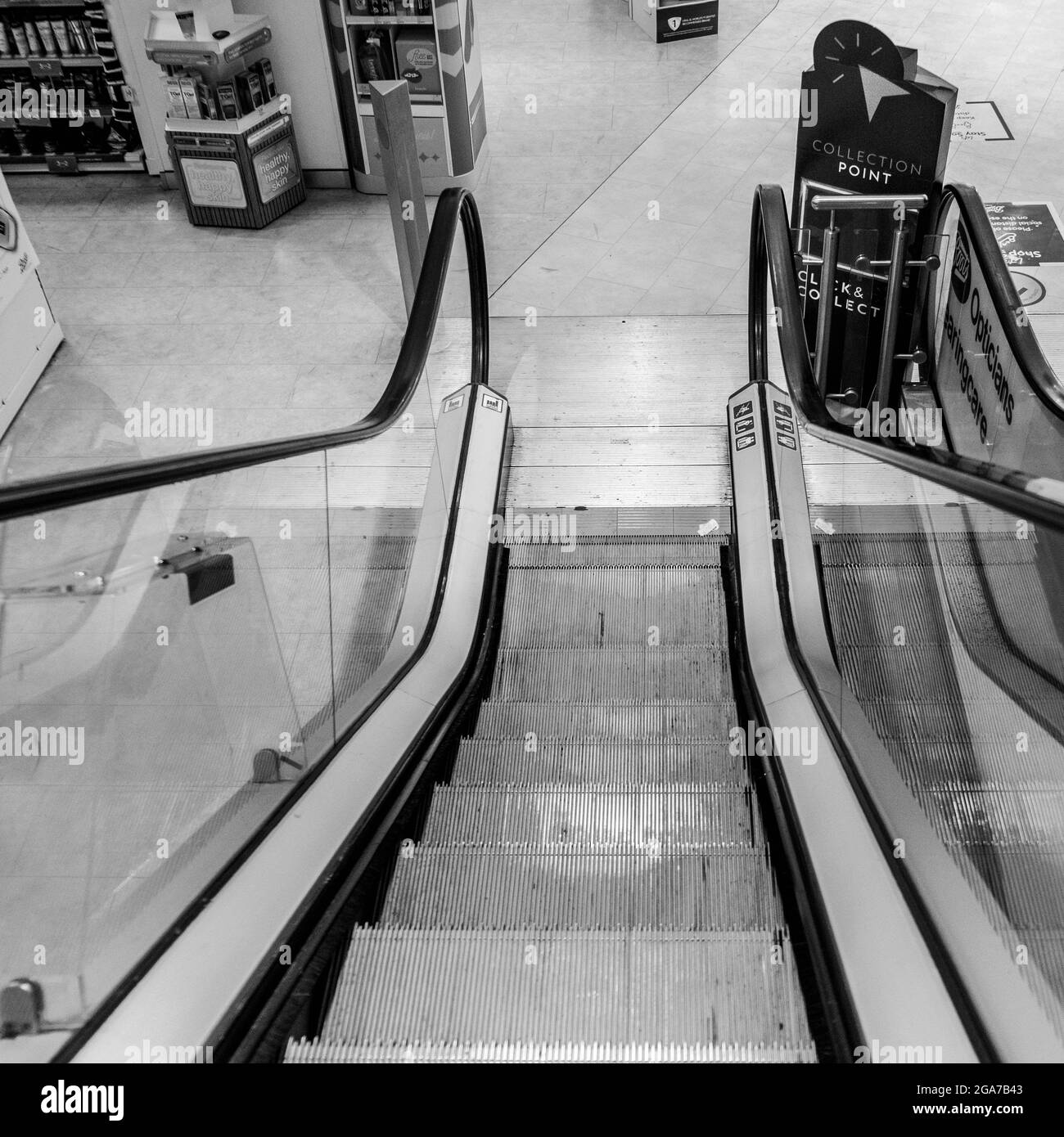 Kingston Surrey London, giugno 2021, Interior Department Store Escalators guardando in basso in bianco e nero Foto Stock
