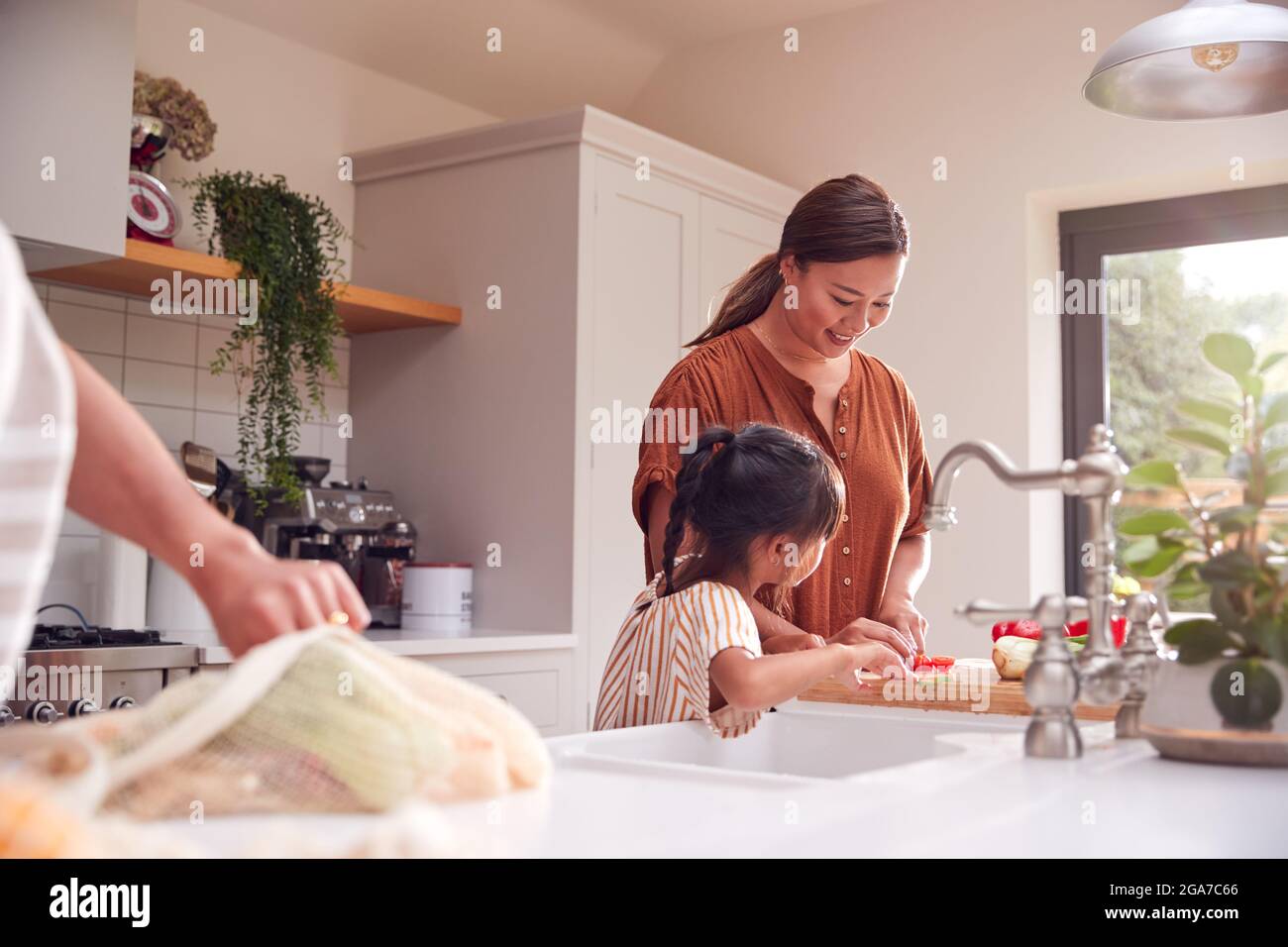 Asian Family preparare gli ingredienti per il pasto in cucina a casa insieme Foto Stock