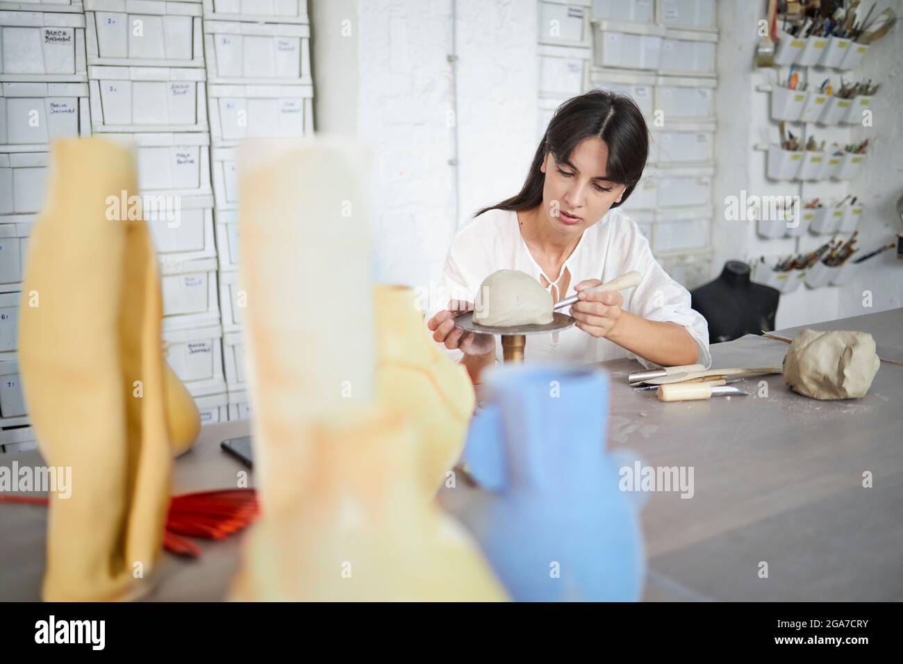 Una studentessa d'arte alla sua classe di ceramica Foto Stock