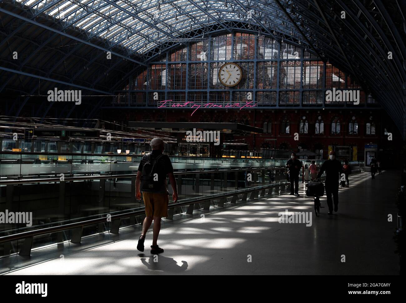 Londra, Gran Bretagna. 29 luglio 2021. I passeggeri camminano alla stazione internazionale di St. Pancras a Londra, Gran Bretagna, 29 luglio 2021. Il governo britannico ha annunciato mercoledì che, dal 2 agosto, i passeggeri provenienti da paesi della lista d'ambra che sono stati completamente vaccinati in Europa e negli Stati Uniti non dovranno mettere in quarantena o fare un test di otto giorni all'arrivo quando entreranno in Inghilterra. Nel frattempo, per coloro che arrivano dalla Francia continueranno ad applicarsi norme separate. Credit: Han Yan/Xinhua/Alamy Live News Foto Stock