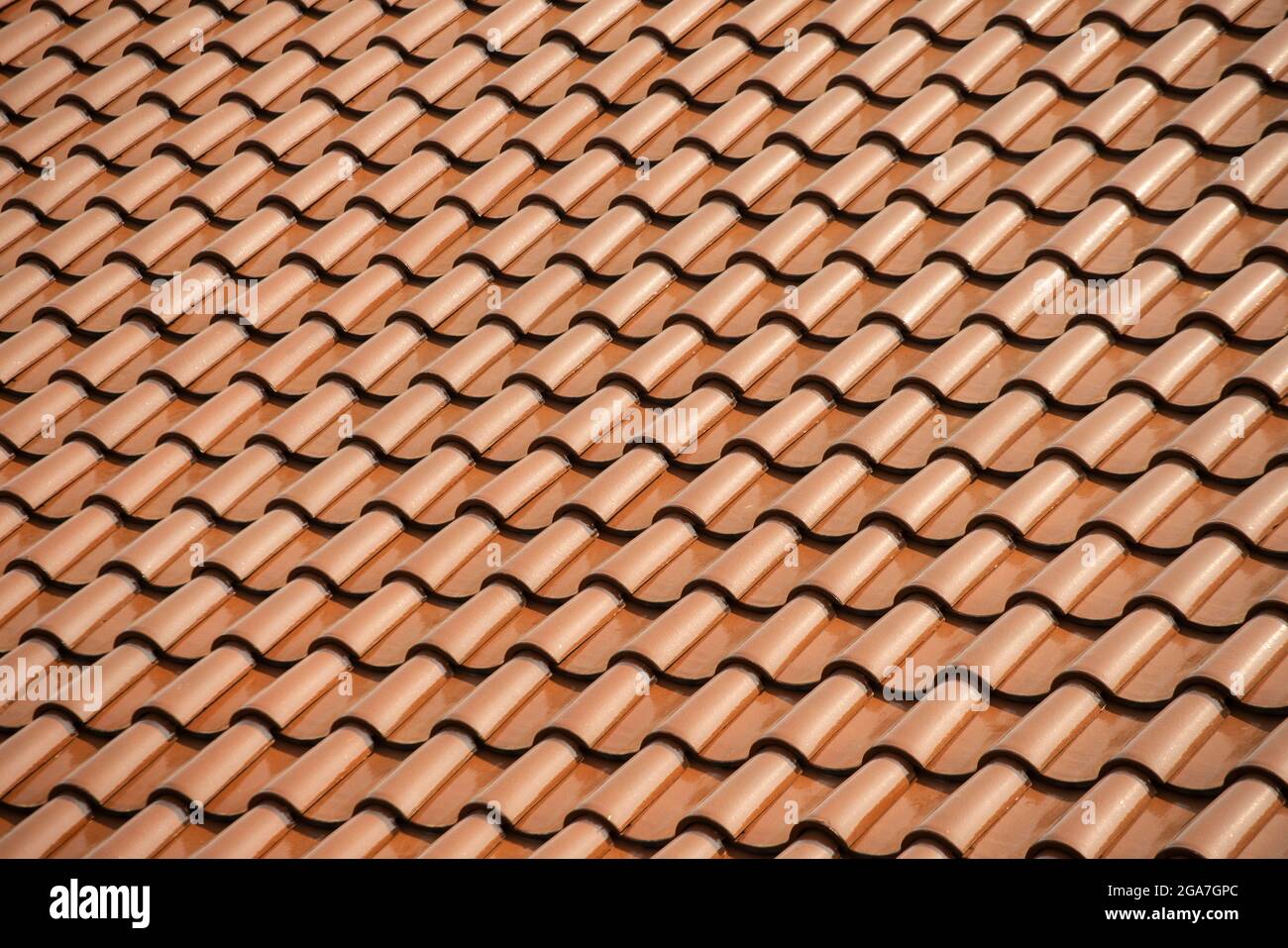 Schema ripetitivo della tegola arancione del tetto Foto Stock