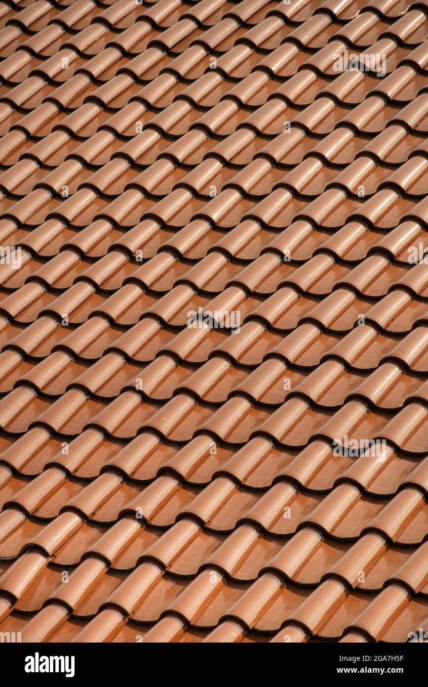Schema ripetitivo della tegola arancione del tetto Foto Stock