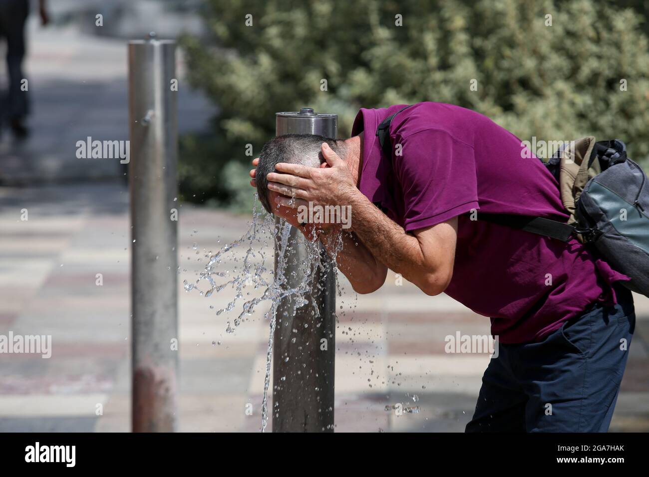 (210729) -- TIRANA, 29 luglio 2021 (Xinhua) -- UN uomo si raffredda nelle fontane in Piazza Skanderbeg nel centro della capitale Tirana, Albania, 29 luglio 2021. Giovedì la temperatura di Tirana ha raggiunto i 40 gradi Celsius. (Foto di Gent Onuzi/Xinhua) Foto Stock