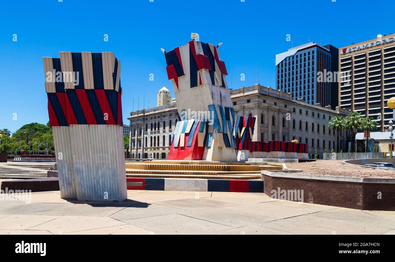 Adelaide, SA, Australia - 20 dicembre 2014 : Piazza della città nel centro di Adelaide con opere d'arte vicino al Parlamento dell'Australia Meridionale. Foto Stock