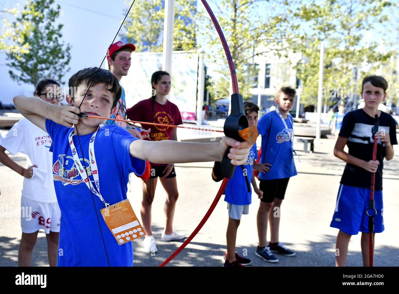 Lezione di tiro con l'arco, durante un campo estivo sportivo, a Milano. Foto Stock