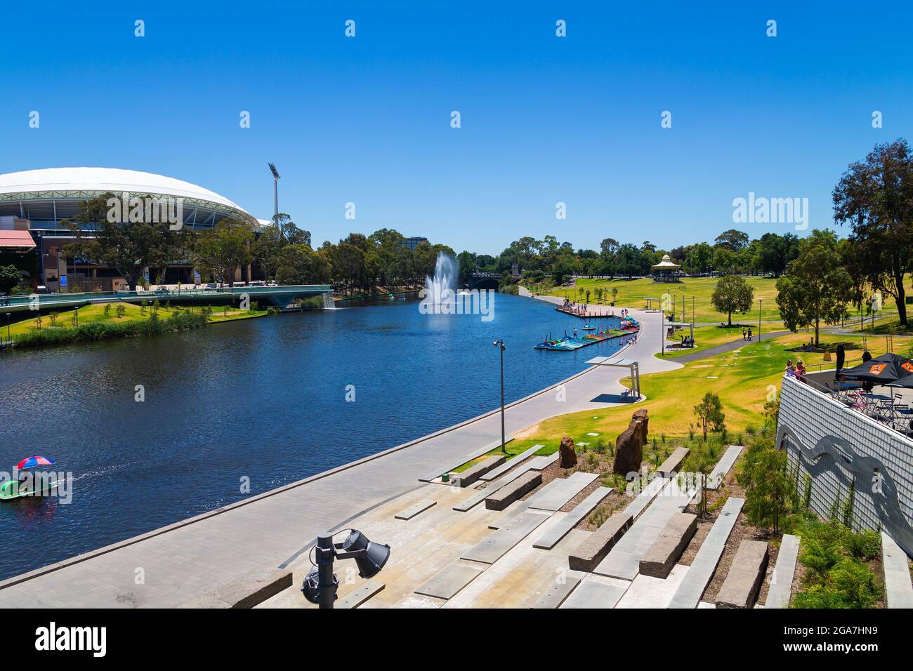 Adelaide, SA, Australia - 20 Dicembre 2014 : Centro ricreativo e culturale River Torrens, con l'Adelaide Oval e noleggio barche. Foto Stock
