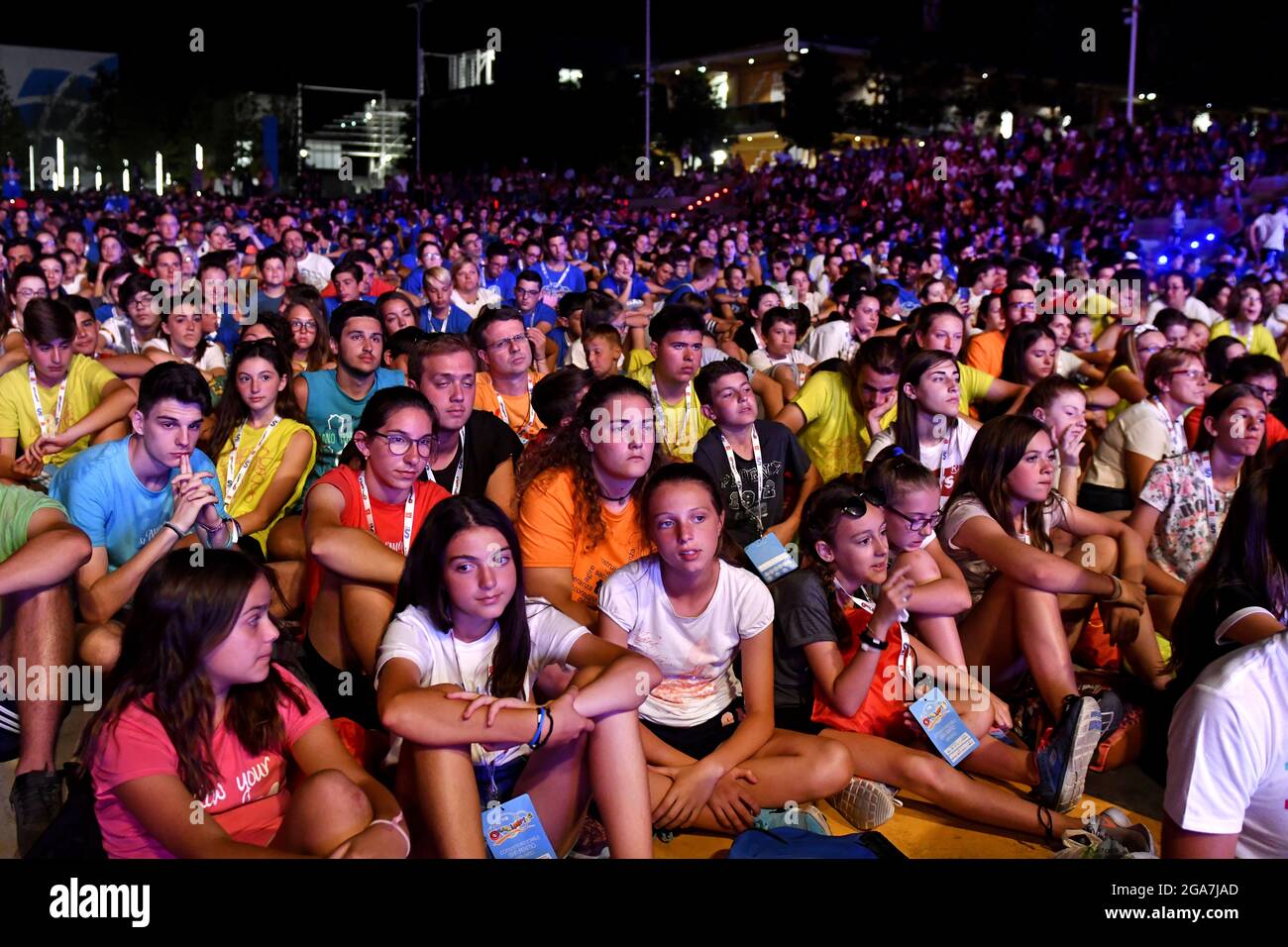 Pubblico di adolescenti di fronte a un palco durante un campo estivo, a Milano. Foto Stock