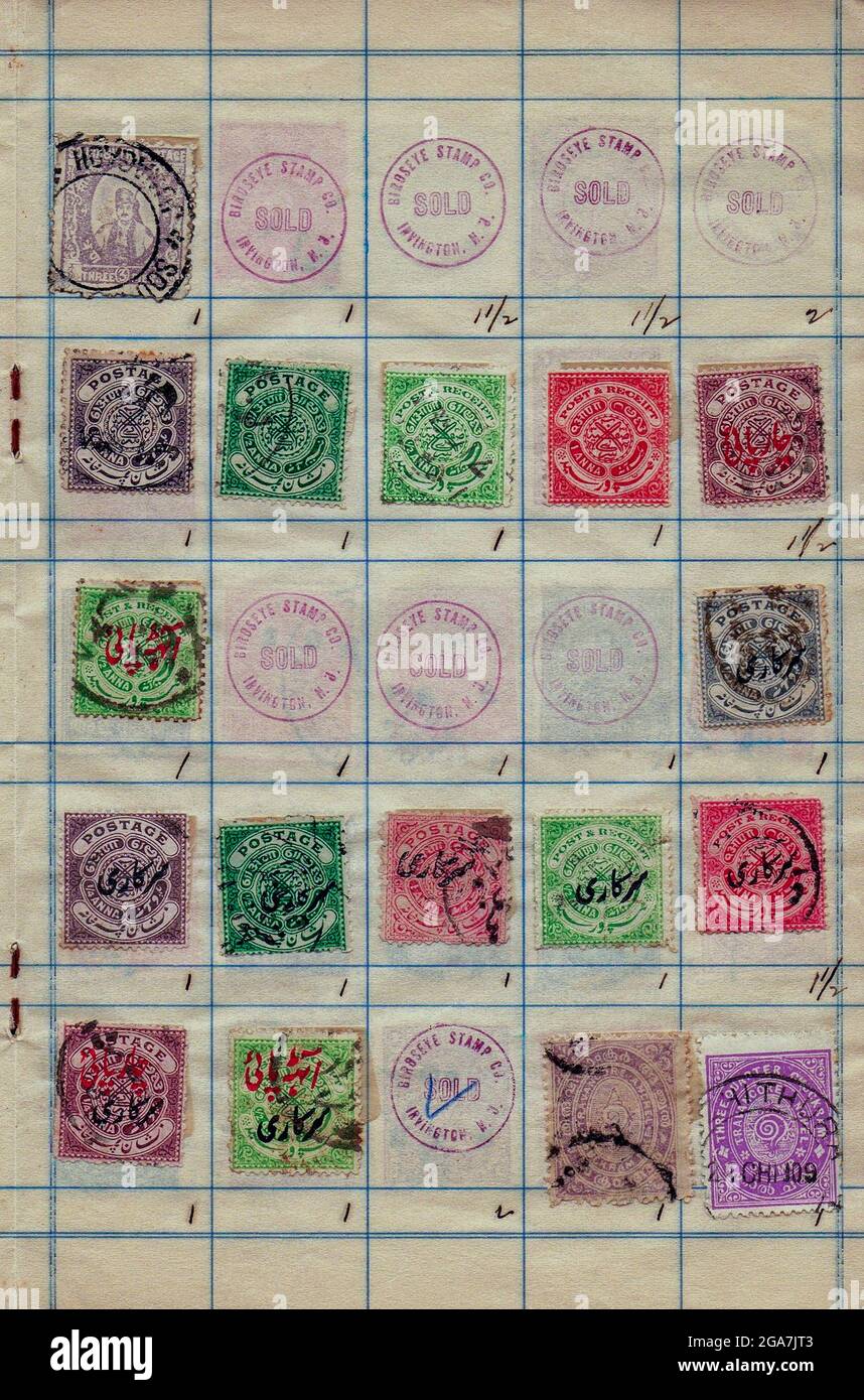 Una collezione di vecchi francobolli Anna dalla preindipendenza dell'India da Filatelia è lo studio dei francobolli e della storia postale. Foto Stock