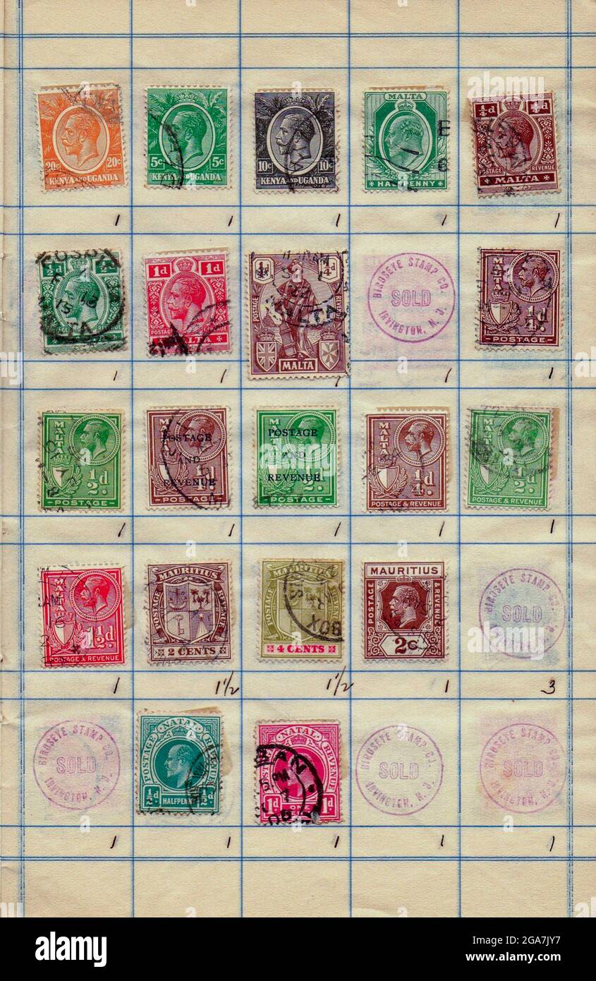 Una collezione di vecchi francobolli della Filatelia di Malta è lo studio dei francobolli e della storia postale. Foto Stock