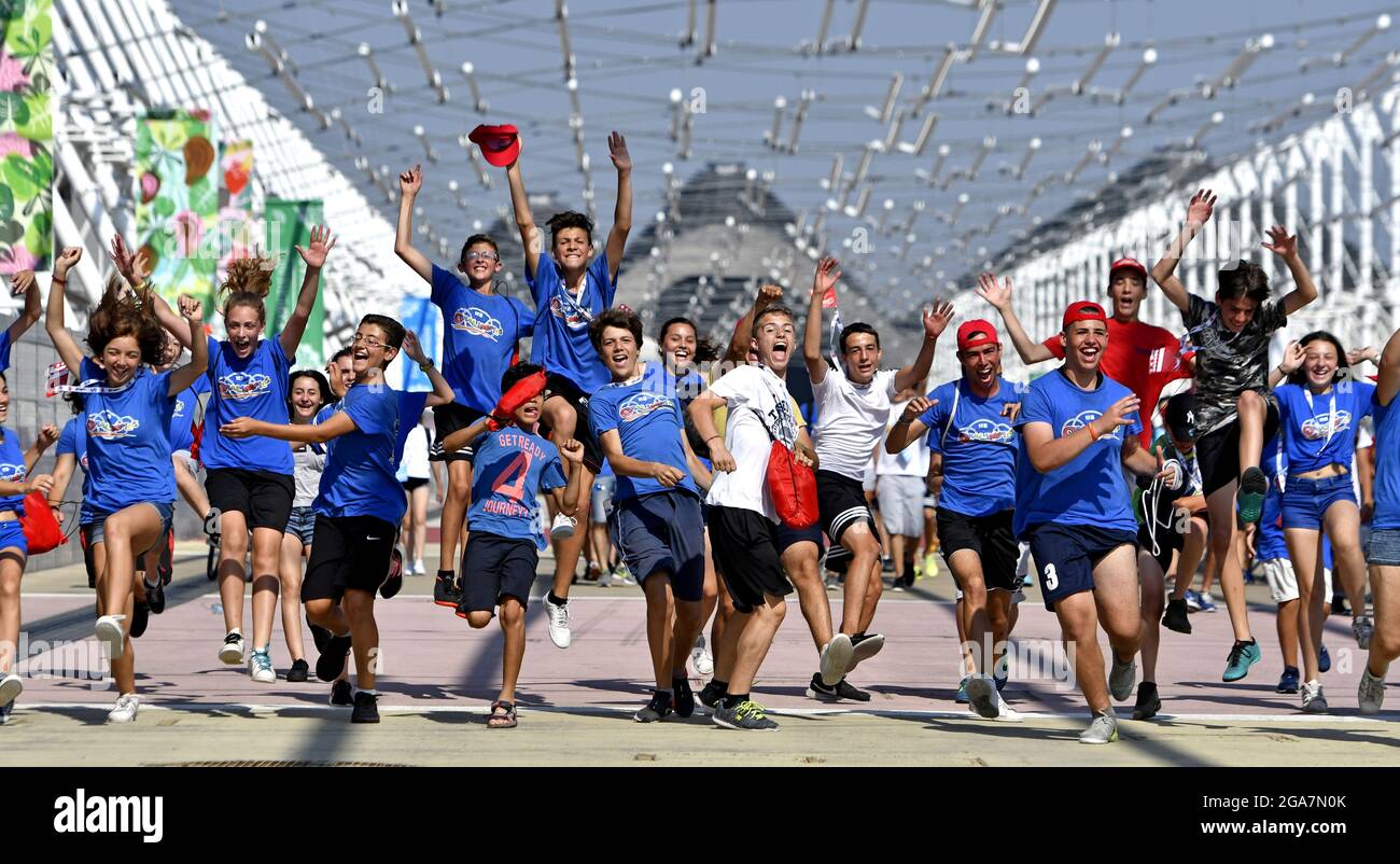 I ragazzi e le ragazze festeggiano durante un campo estivo sportivo a Milano. Foto Stock