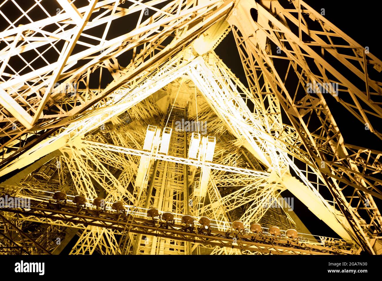 Tubi di ferro, acciaio e rame della famosa Tour Eiffel visto di notte, a Parigi. Foto Stock