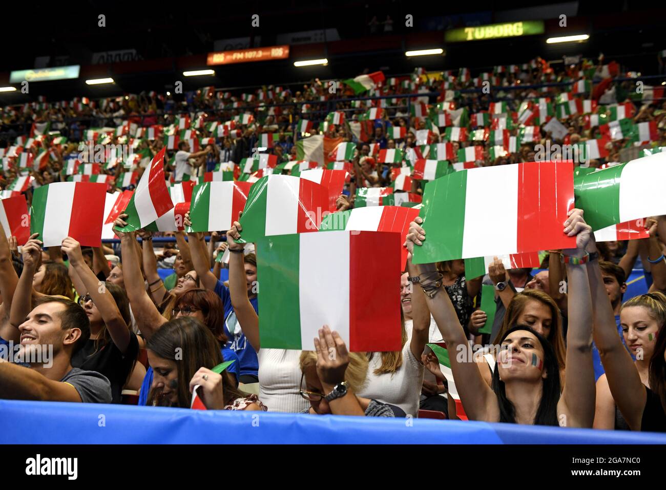 I tifosi italiani che salutano e sventolano bandiere italiane nell'arena indoor Forum, durante il Campionato del mondo di Pallavolo maschile, a Milano. Foto Stock