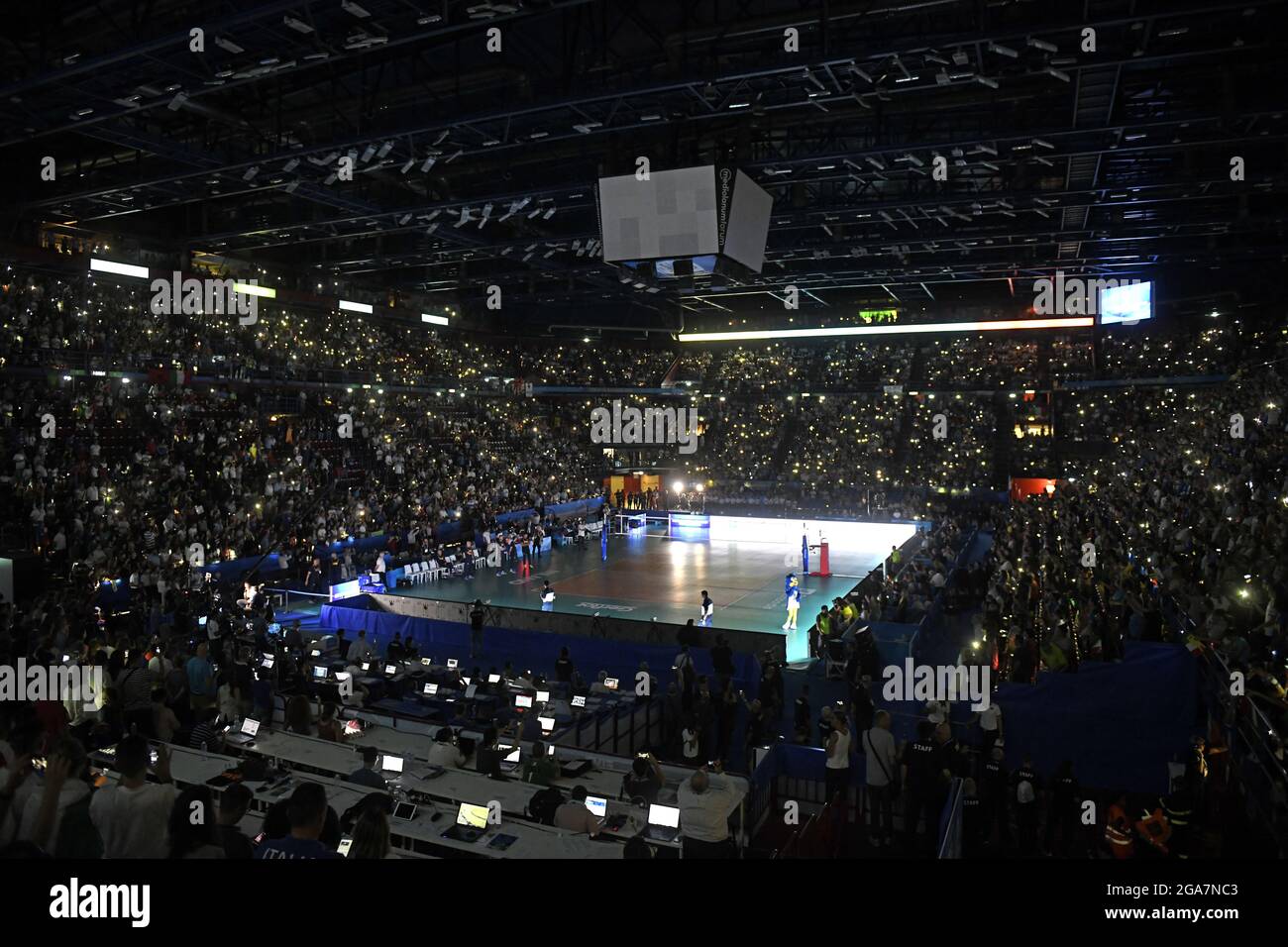 Vista panoramica sul campo da pallavolo al coperto durante la Volley Nations League, a Milano. Foto Stock