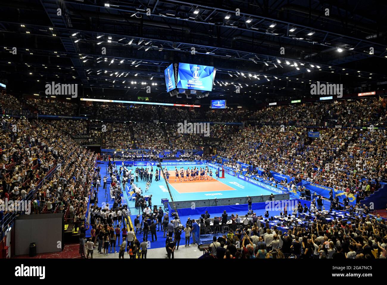 Vista panoramica sul campo da pallavolo al coperto durante la Volley Nations League, a Milano. Foto Stock