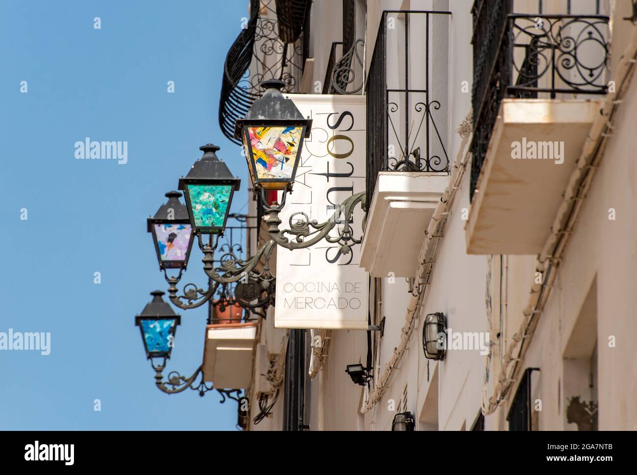 Tipiche lampade dipinte per la strada, Altea Old Town, Spagna Foto Stock