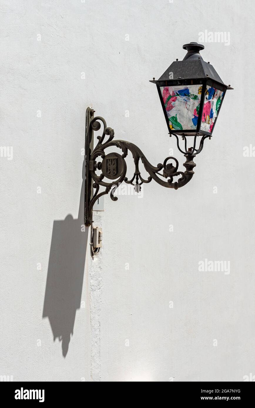Tipica lampada da strada dipinta, Altea Old Town, Spagna Foto Stock