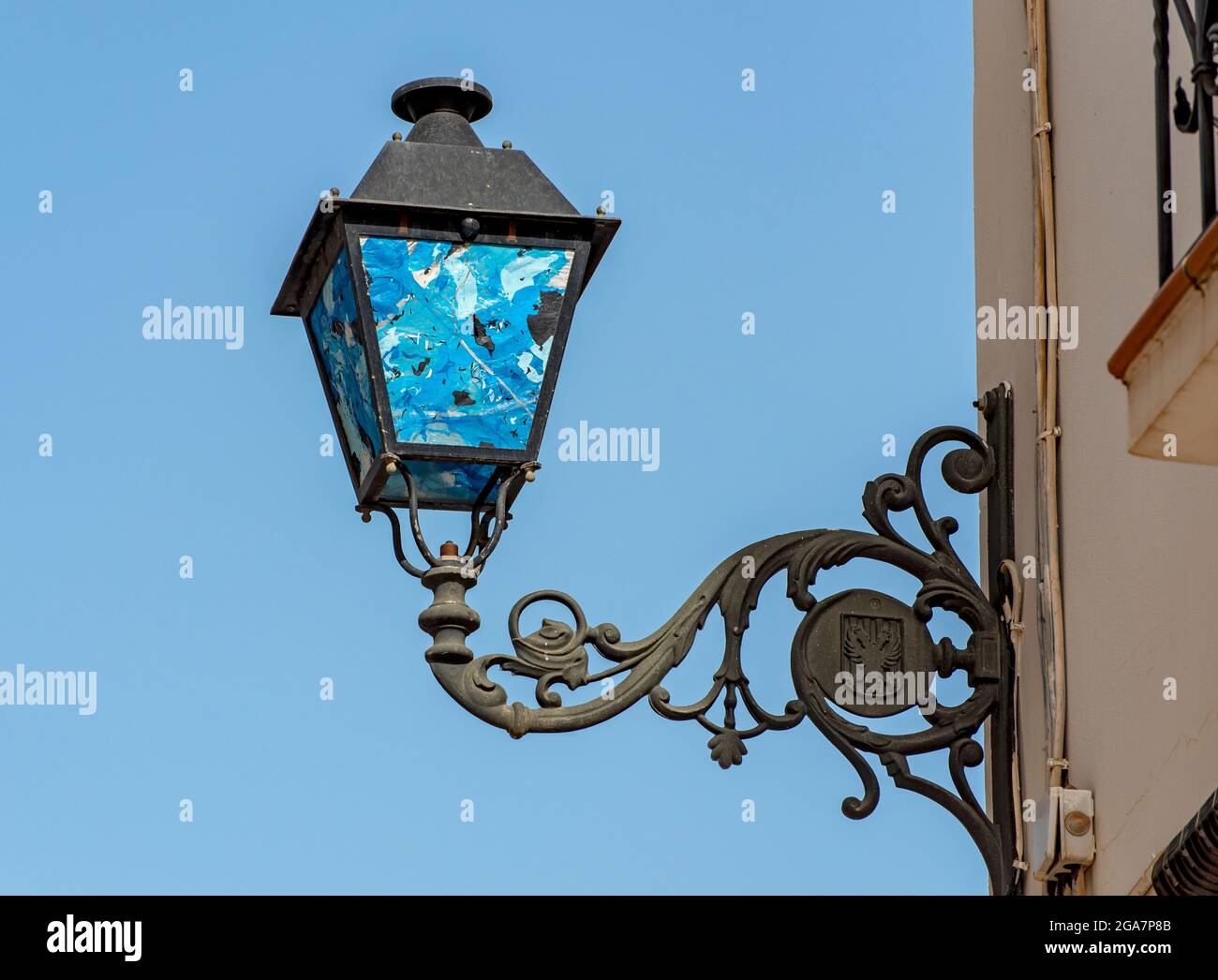 Tipica lampada da strada dipinta, Altea Old Town, Spagna Foto Stock