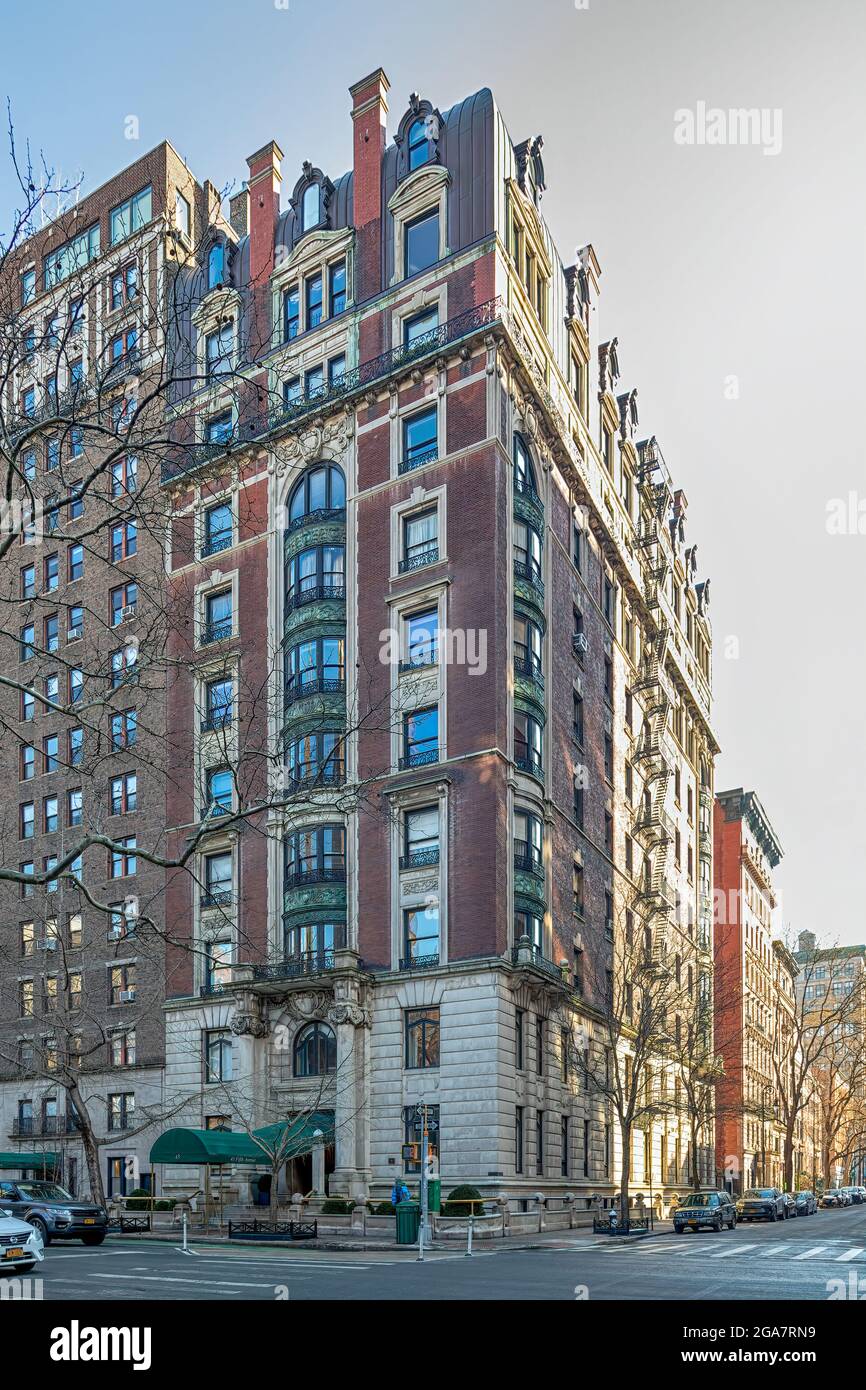 43 Fifth Avenue, ora una cooperativa, è un punto di riferimento delle Beaux Arts nel Greenwich Village di New York. Foto Stock