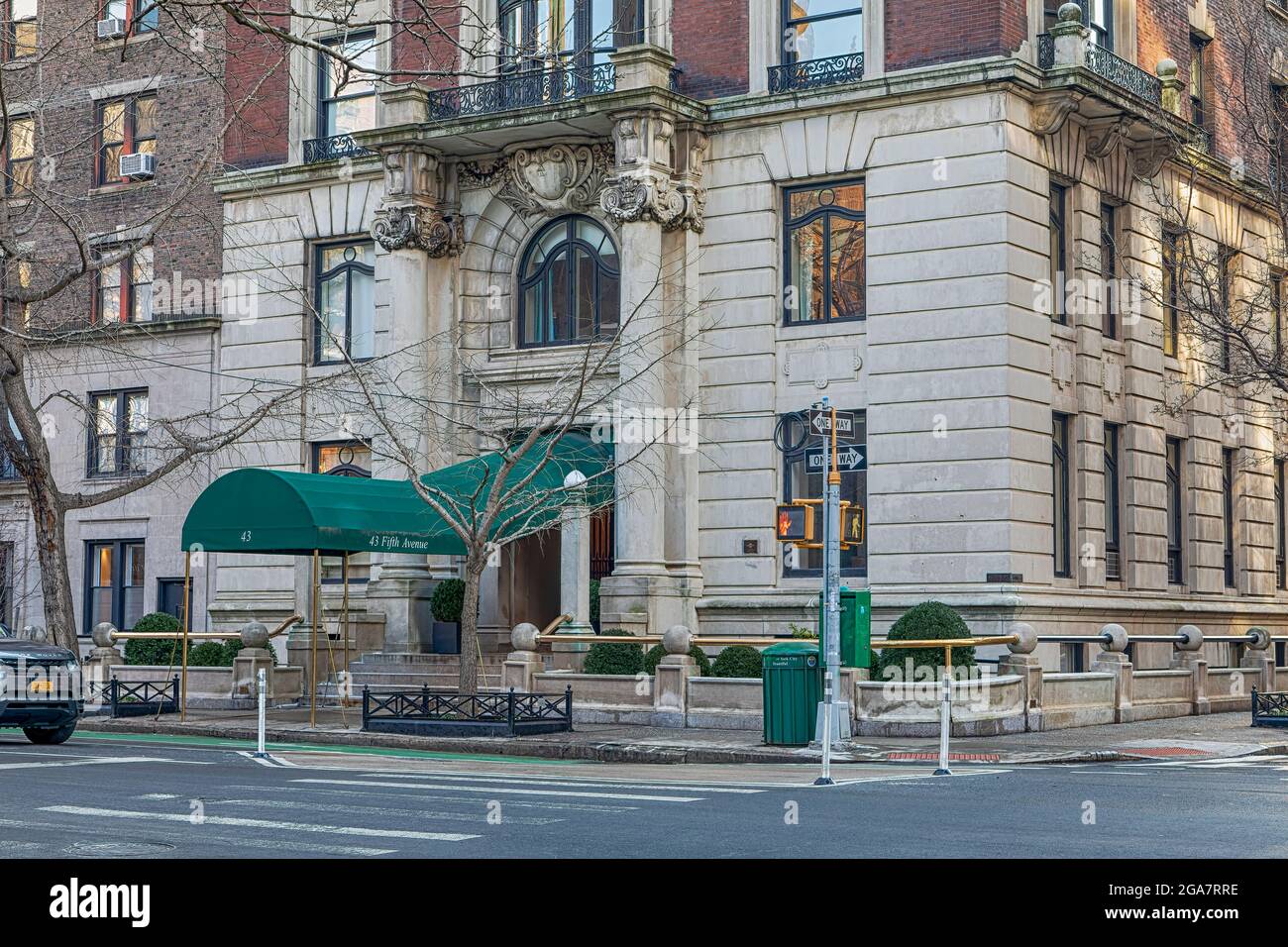 43 Fifth Avenue, ora una cooperativa, è un punto di riferimento delle Beaux Arts nel Greenwich Village di New York. Foto Stock