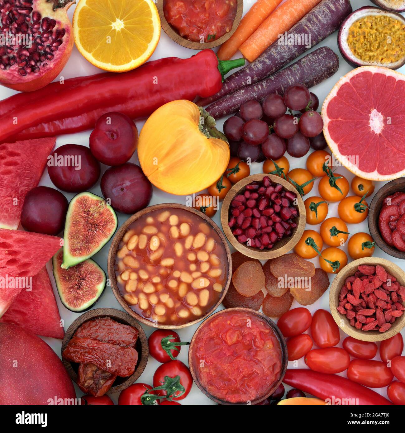 Alimenti sani ad alto contenuto di licopene per potenziare il sistema immunitario con frutta e verdura, ad alto contenuto di antiossidanti, antocianine, vitamine, beta carotene, minerali. Foto Stock