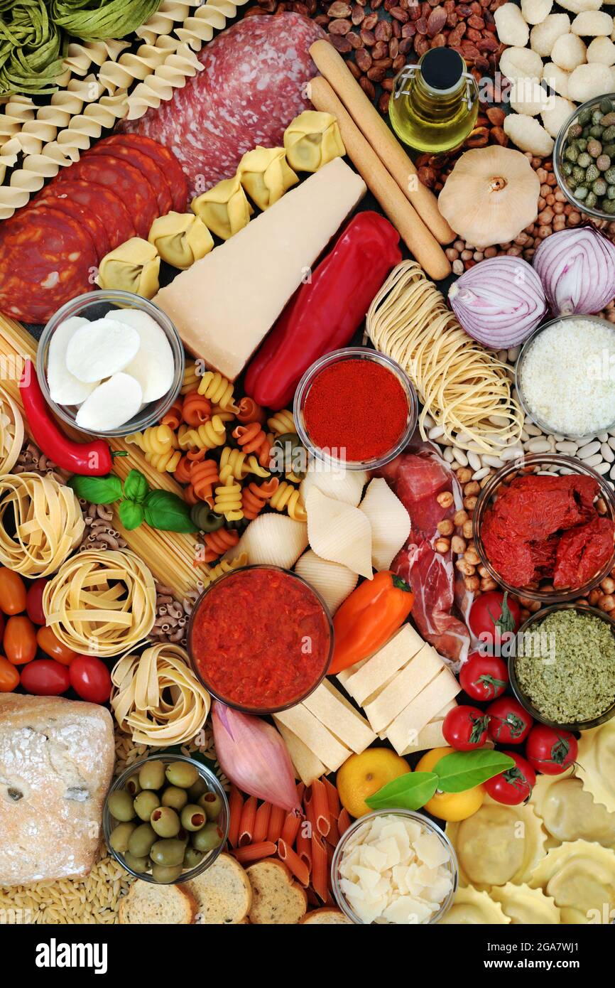 Alimentazione mediterranea sana alta in antiossidanti, antocianine, licopene, proteine, omega 3 e fibre. Alimenti per bassa pressione sanguigna di colesterolo. Foto Stock