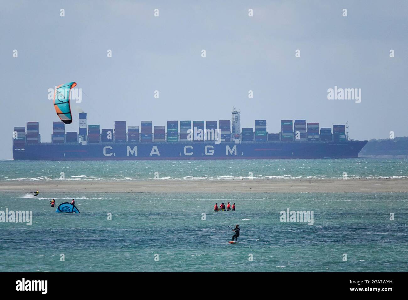 Beachlands, Hayling Island. 29 luglio 2021. Rinforza i venti lungo la costa meridionale oggi come Storm Evert è dovuto fare frane durante la notte. I kitesurfers si divertono con il clima brutto di Beachlands, Hayling Island, Hampshire. Credit: james jagger/Alamy Live News Foto Stock