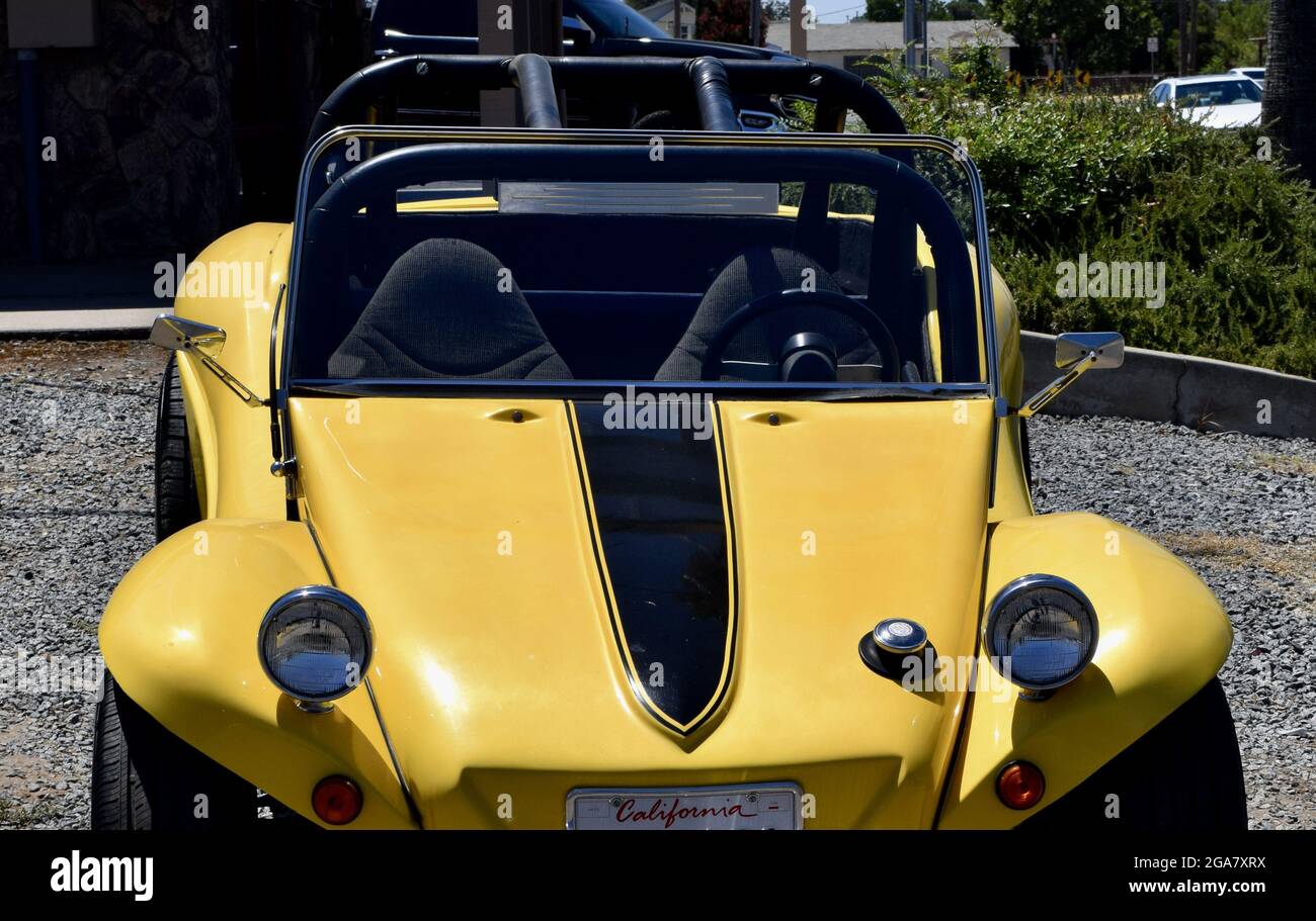 FRESNO, STATI UNITI - 07 luglio 2021: Una carina auto classica Doon Buggy gialla e nera Foto Stock