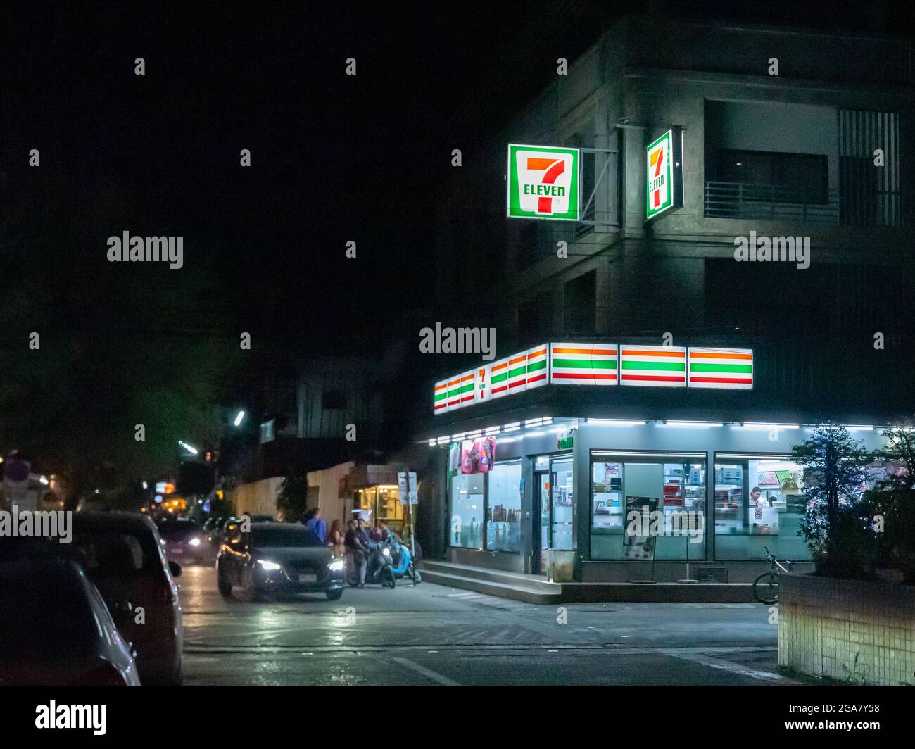 7-11, 7 undici, 24 ore negozio al dettaglio aperto e illuminato di notte a Chiang mai, Thailandia Foto Stock