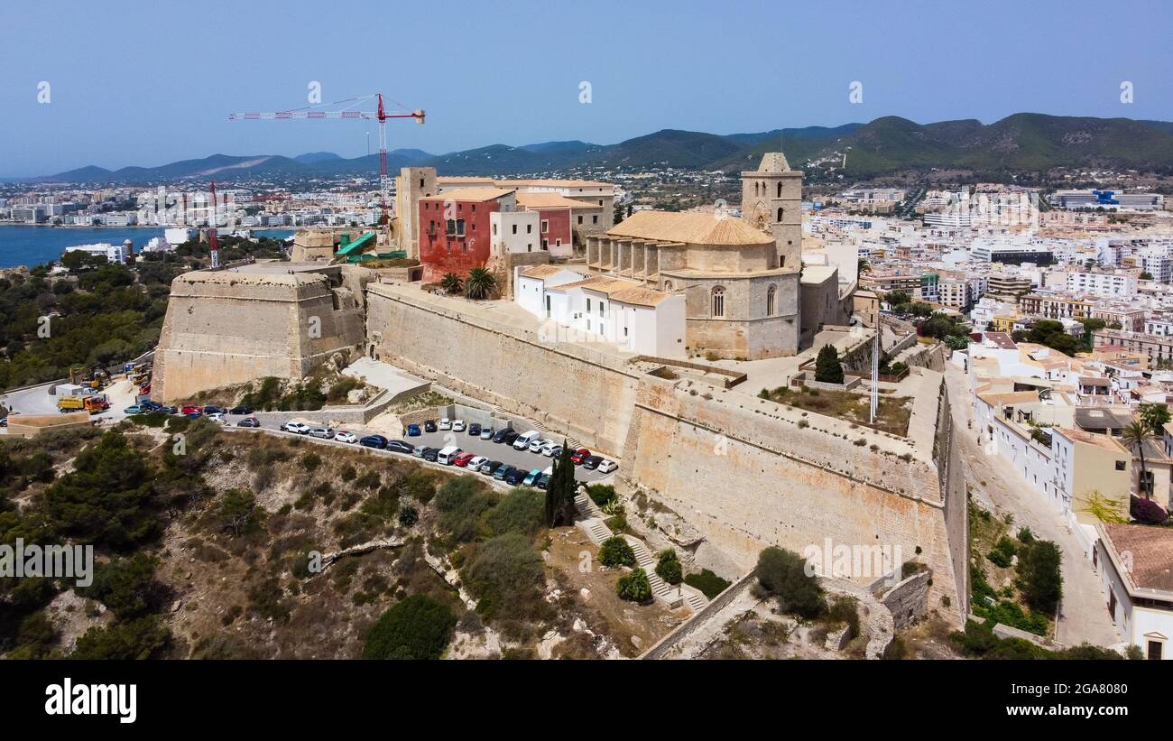 Vista aerea di Dalt Vila, la città murata di Eivissa sull'isola di Ibiza, Spagna - Cattedrale di Santa María che si affaccia sul Mar Mediterraneo Foto Stock