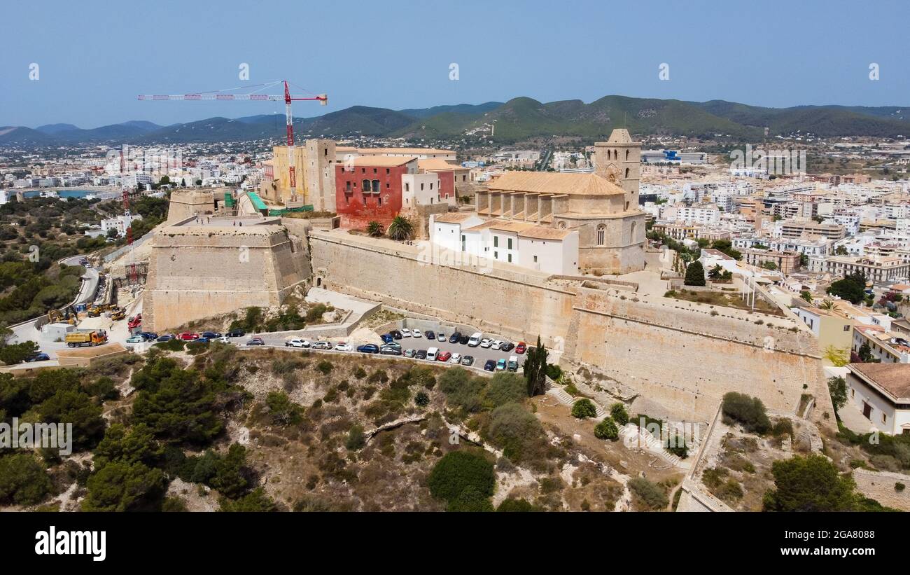 Vista aerea di Dalt Vila, la città murata di Eivissa sull'isola di Ibiza, Spagna - Cattedrale di Santa María che si affaccia sul Mar Mediterraneo Foto Stock