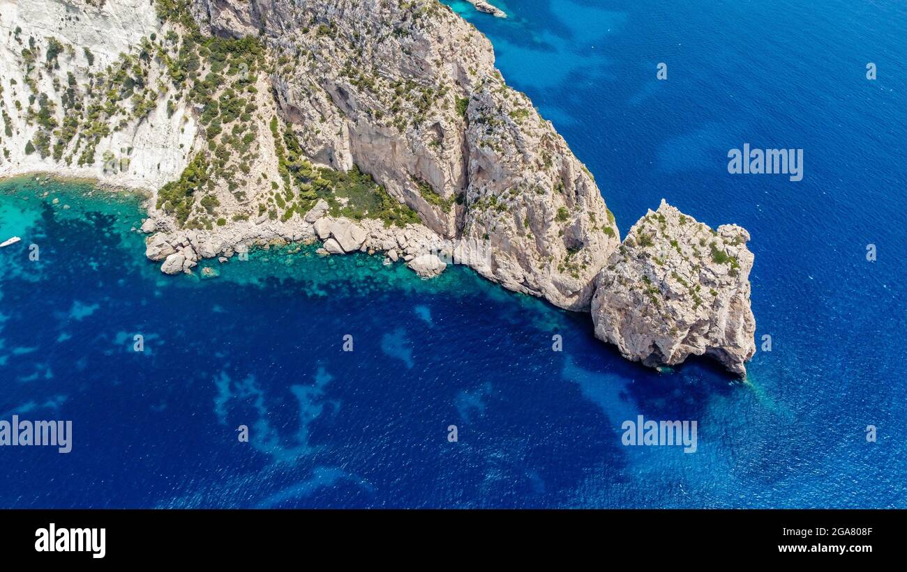 Scogliere rocciose vicino a es Vedra sulla punta più occidentale dell'isola di Ibiza, Spagna - spettacolare mare vicino a Torre des Savinar che si affaccia sul Mar Mediterraneo Foto Stock