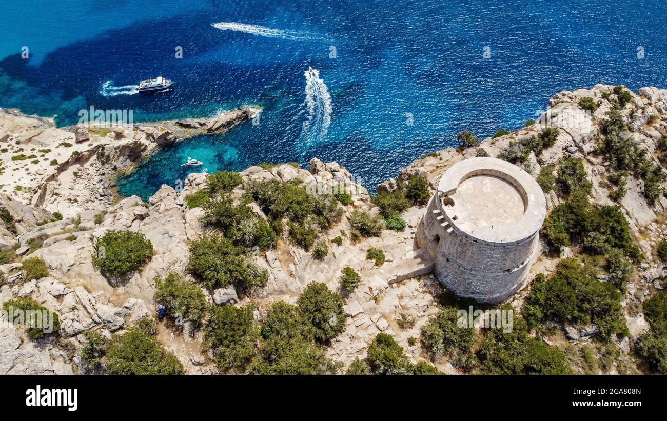 Vista aerea della Torre des Savinar, all'estremità occidentale dell'isola di Ibiza nelle Isole Baleari, Spagna - Torre fortificata medievale Foto Stock
