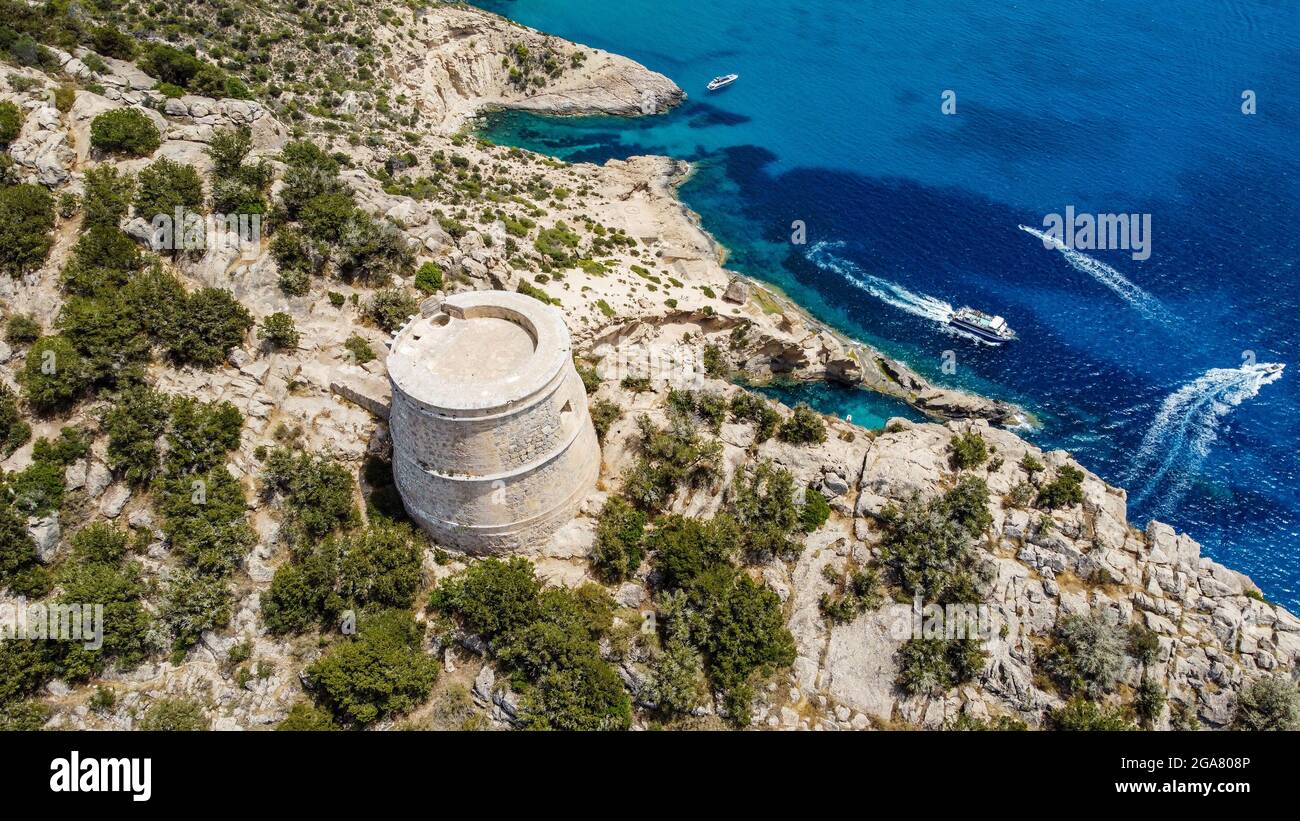 Vista aerea della Torre des Savinar, all'estremità occidentale dell'isola di Ibiza nelle Isole Baleari, Spagna - Torre fortificata medievale Foto Stock