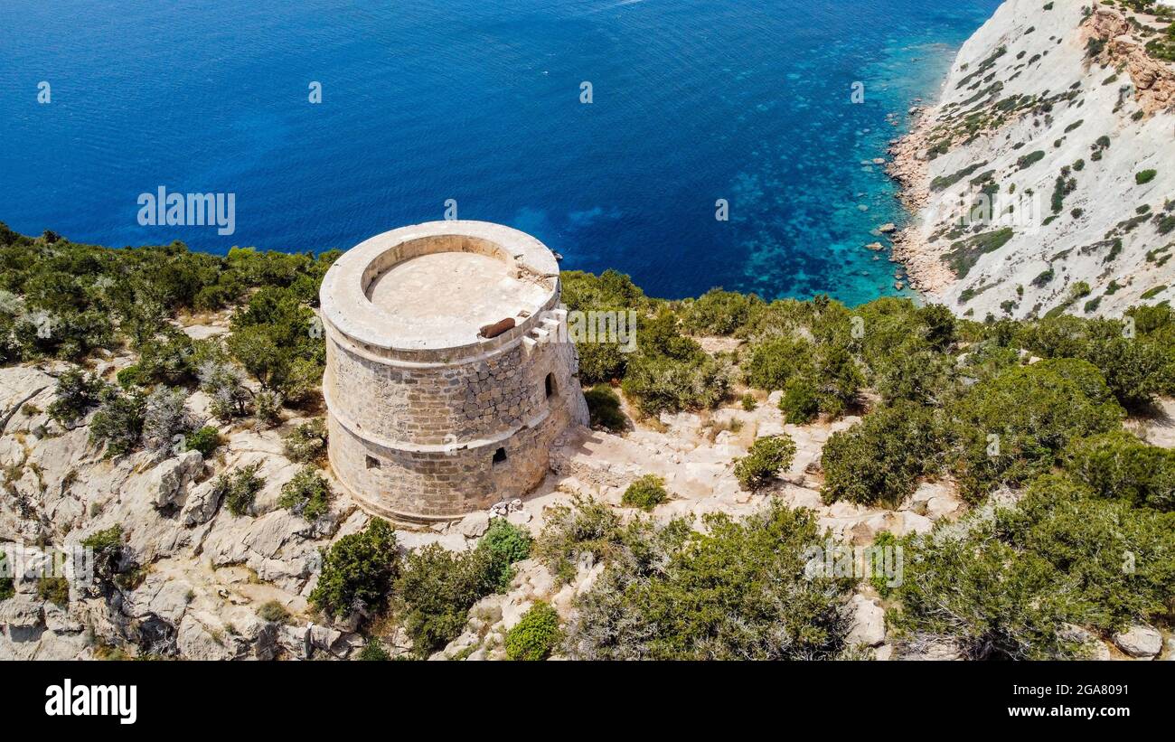 Vista aerea della Torre des Savinar, all'estremità occidentale dell'isola di Ibiza nelle Isole Baleari, Spagna - Torre fortificata medievale Foto Stock