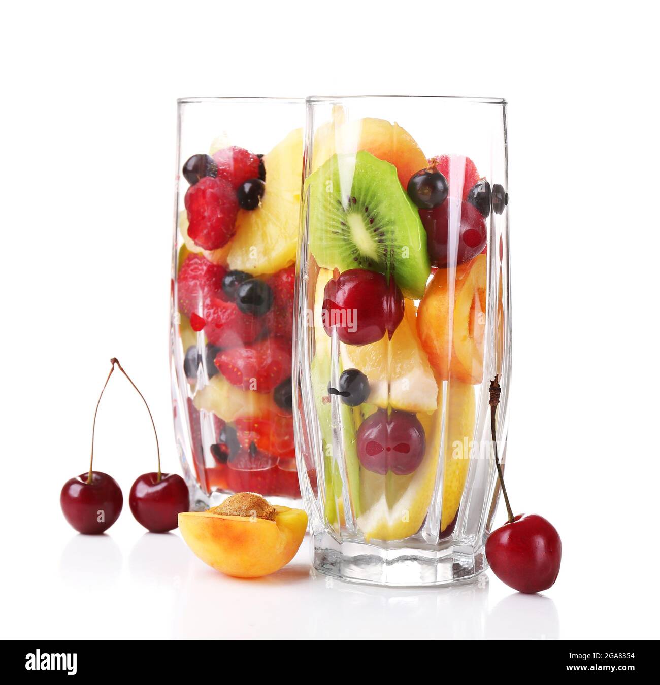 Macedonia di frutta fresca in bicchieri isolati su bianco Foto stock - Alamy