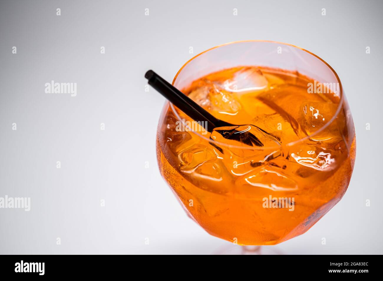 cocktail aperol spritz con arancia e ghiaccio in vetro su sfondo bianco Foto Stock