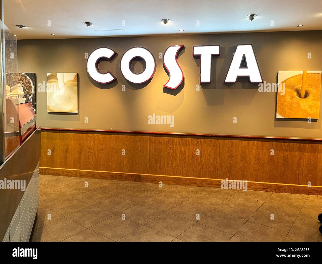 Swindon, Inghilterra - Giugno 2021: Firma sul muro all'interno di un ramo della catena di caffè Costa Coffee Foto Stock