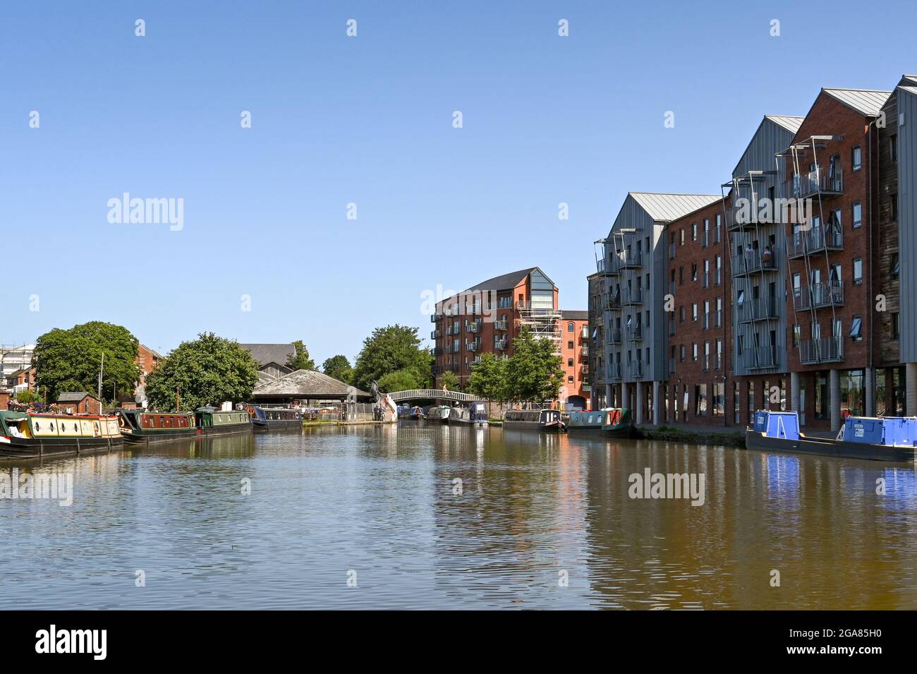 Chester, Cheshire, Inghilterra - Luglio 2021: Nuovo alloggio che domina le barche strette su una base di canale sul canale Shropshire Union a Chester Foto Stock