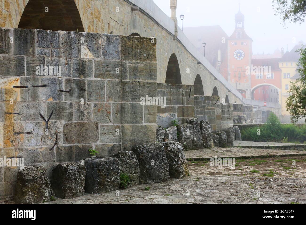 Mittelalterliche Stadt Regensburg, mit Altstadt und Steinerne Brücke über die Donau in der Oberpfalz in Bayern in Deutschland Foto Stock