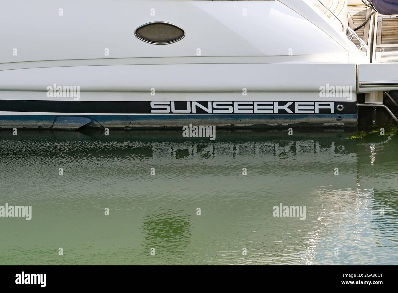 Poole, Inghilterra - Giugno 2021: Logo sul retro di uno yacht a motore di lusso Sunseeker nel porto di Poole. Nessuna gente. Foto Stock