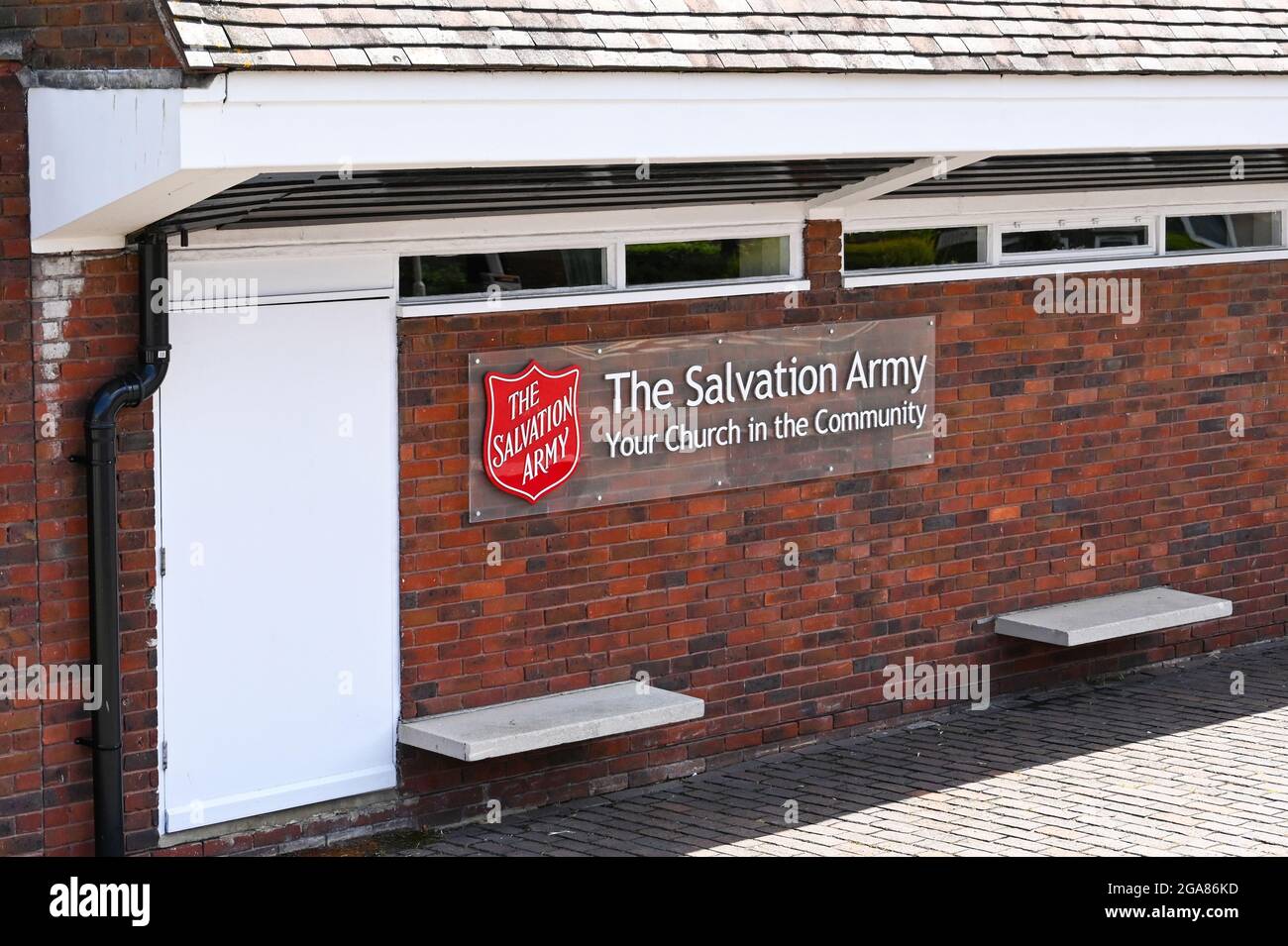 Poole, Dorset, Inghilterra - 2021 giugno: Segno fuori dal ramo dell'Esercito della salvezza vicino al centro della città di Poole Foto Stock