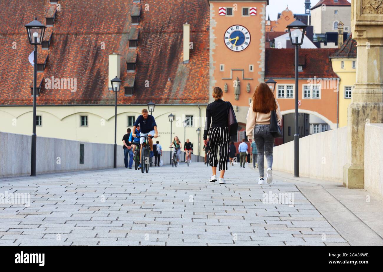 Mittelalterliche Stadt Regensburg, mit Altstadt und Steinerne Brücke über die Donau in der Oberpfalz in Bayern in Deutschland Foto Stock