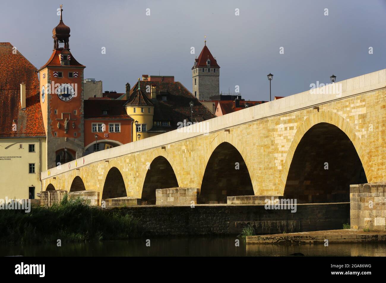 Mittelalterliche Stadt Regensburg, mit Altstadt und Steinerne Brücke über die Donau in der Oberpfalz in Bayern in Deutschland Foto Stock