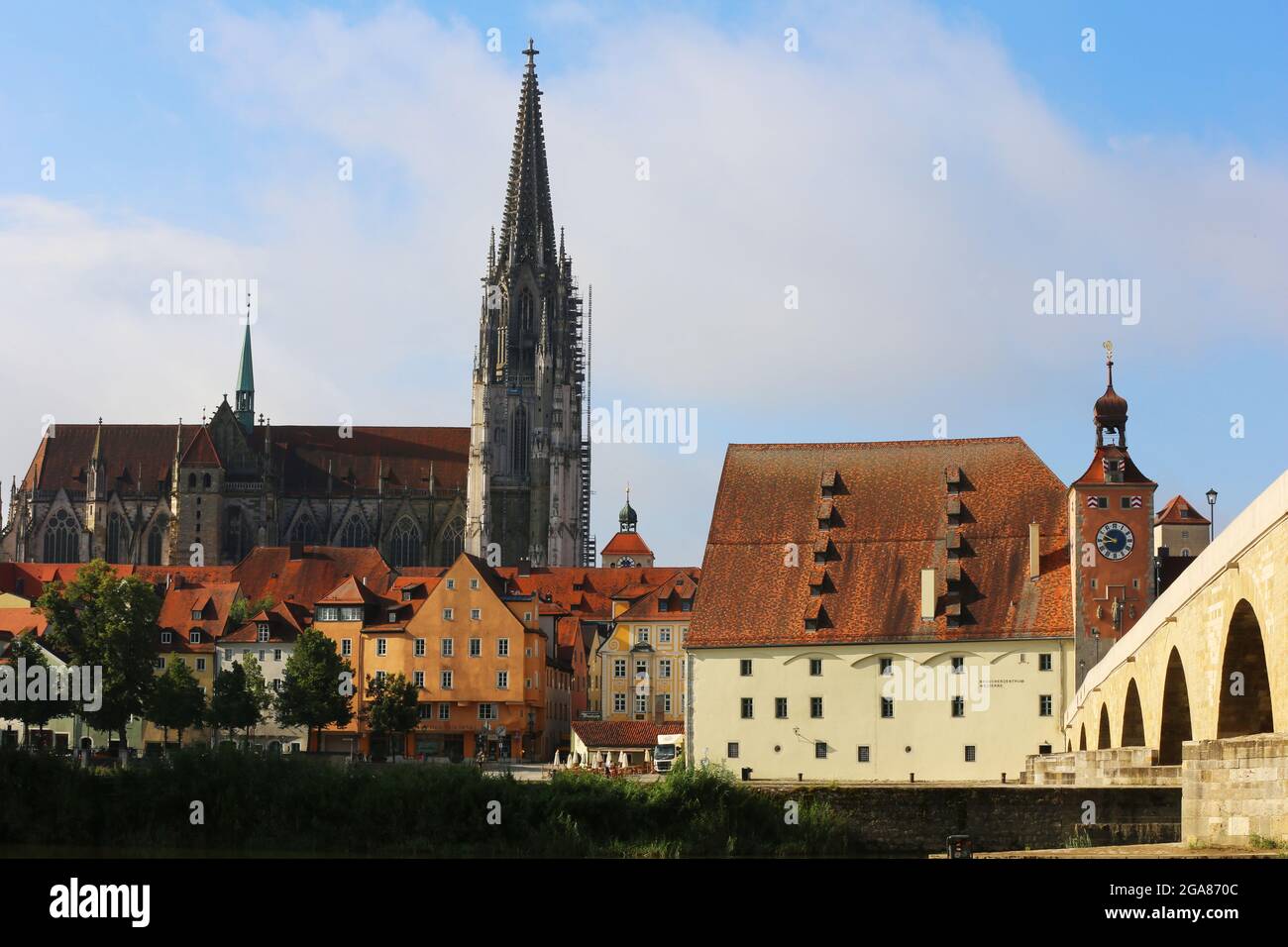 Mittelalterliche Stadt Regensburg, mit Altstadt und Steinerne Brücke über die Donau in der Oberpfalz in Bayern in Deutschland Foto Stock