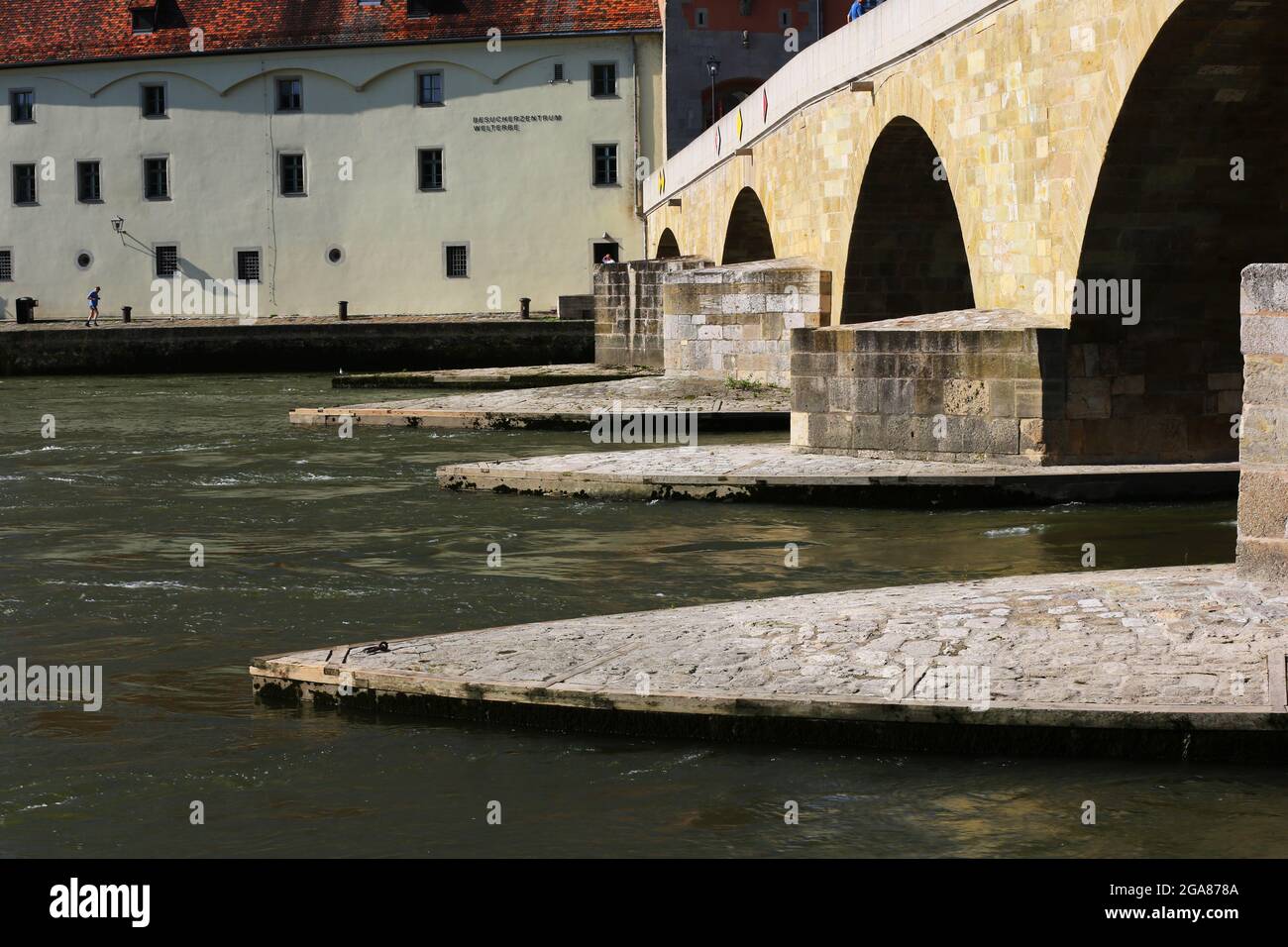 Mittelalterliche Stadt Regensburg, mit Altstadt und Steinerne Brücke über die Donau in der Oberpfalz in Bayern in Deutschland Foto Stock